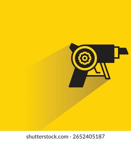 Ciencia ficción y pistola espacial con sombra sobre fondo amarillo