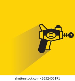 Ciencia ficción y pistola espacial con sombra sobre fondo amarillo