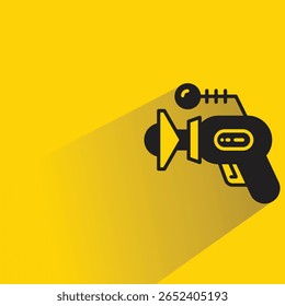 Ciencia ficción y pistola espacial con sombra sobre fondo amarillo