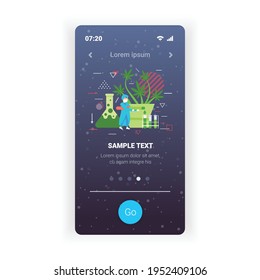 Wissenschaftler mit einheitlicher Analyse von cbd Hanf Öl Extrakt aus Marihuana-Pflanzenforscherin in der Labormedizin Apotheke medizinischen Cannabis-Konzept mobile App Kopienraum