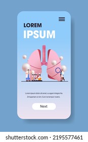 científicos examinando pulmones anatómicos órgano interno del cuerpo humano en la pantalla de teléfonos inteligentes medicina ciencia de la salud