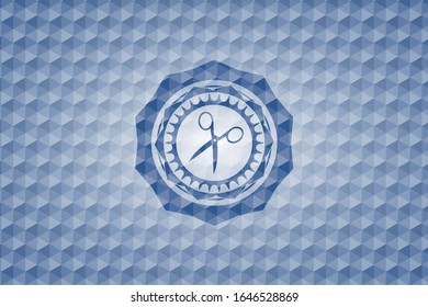 icono de tijeras dentro de la placa poligonal azul.