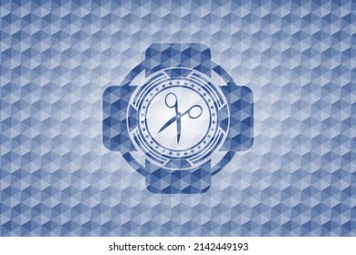 icono de tijeras dentro de la placa poligonal azul. 