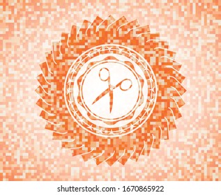 icono de tijeras dentro del emblema de mosaico naranja