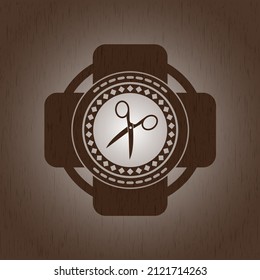 Schere Symbol im Holzschild oder Emblem. 