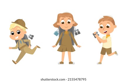 Couting Kinder Set. Cute kleine Jungen und Mädchen-Pfadfinder in Uniform, die Rucksäcke und Campinggeräte trägt Cartoon, Vektorgrafik