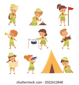 Niños scouts. Niños y niñas en uniforme sobreviviendo en estado salvaje. Jóvenes exploradores de la naturaleza y aventureros construyen campamentos. Los personajes de niños colocan una tienda de campaña o encienden un fuego. Conjunto de alumnos de vectores