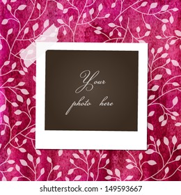 Plantilla de desecho con marco fotográfico sobre fondo de color de agua rosa con hermoso patrón floral