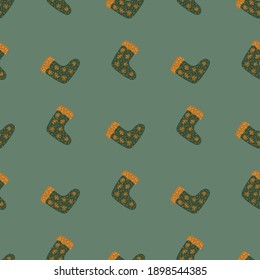 Scrapbook sin fisuras con la impresión de calcetines ornamentales de color verde y naranja. Fondo gris pálido. Ilustración vectorial para impresiones textiles estacionales, tela, carteles, telas de fondo y papel pintado.