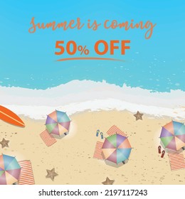 Meeresstrand im Sommer Hintergrund, Meeresküste, Meer und Sand, sommerlicher Hintergrund, blaue Meereswellen im Sommer