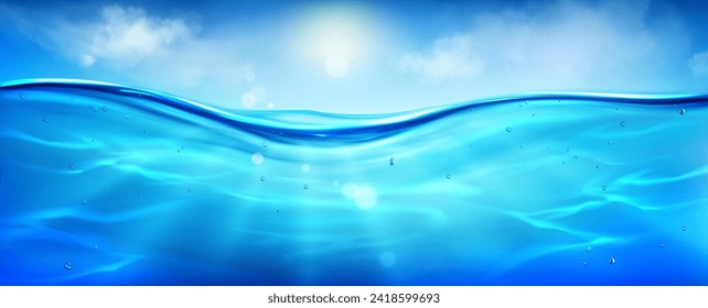 Nivel de la superficie de agua del mar o del océano con burbujas submarinas, rayos solares y cielo con texturas de fondo de nubes. Vector realista de agua submarina azul con horizonte de línea de agua en río limpio o lago.