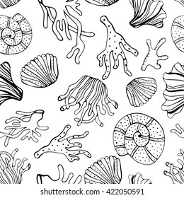 Las conchas marinas y los corales no tienen fondo. Patrón transparente en blanco y negro para libros de colorantes, textiles, impresos, papel pintado. Patrón de vida marina.