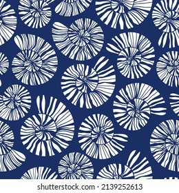 Muscheln und Fossilien, Vektor nahtlos Muster. Sommer Strand handgezeichnet doodle Seebadeausdruck. Ocean Mode Textil monochrome Blau-Weiß-Farben. Design von Meereselementen für Stoffe, Tapeten