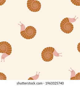 Meer schneckt Kinder nahtlos Muster. Vektorschalen-Textur im Cartoon-Stil. Handgezeichnete süße Strandschalen für Babygewebe in neutralen, hellen Farben. Cute Ozean wiederholt Hintergrund.  Vektorgrafik