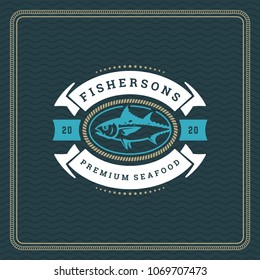 Dibujo vectorial del logo del restaurante de mariscos. Emblema de mercado, silueta de pescado. Diseño de placa de tipografía de época.