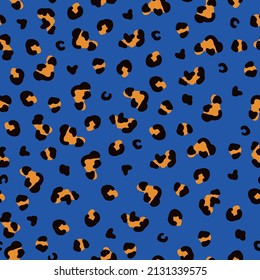 Patrón abstracto sin inconvenientes. manchas de leopardo negro y naranja sobre un fondo azul. textura vectorial. impresión de moda para textiles, papel pintado.