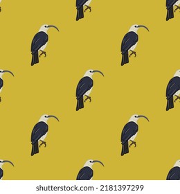 Patrón animal sin foco con aves de Madagascar. Vainga de ralladura. (Falculea palliata). En el fondo amarillo.