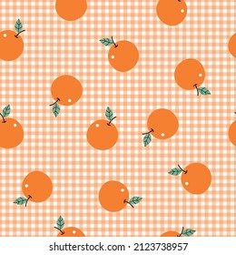 Nahtlose Babymuster Orange auf Gingham Muster Handgezeichnet Design im Cartoon-Stil. für Kinderbekleidung, Tapete, Dekoration