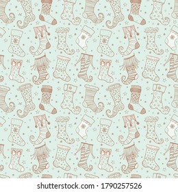 El fondo es impecable con los calcetines de regalo de navidad sobre fondo de menta ligera. Se puede usar para papel tapiz, rellenos de patrones, textil, fondo de página web, texturas superficiales
