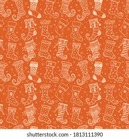 El fondo es impecable con medias de regalo de navidad sobre fondo naranja. Se puede usar para papel tapiz, rellenos de patrones, textil, fondo de página web, texturas superficiales