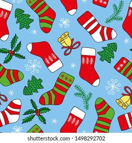 Meias de Natal no fundo azul. Fundo de Ano Novo e Natal com meias listradas brilhantes de cor vermelha e verde, árvores de Natal, flocos de neve, sinos, azevinho.