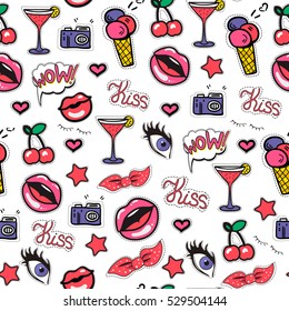 Fondo sin inconvenientes con insignias de parche de moda con labios, cócteles, ojos y otros elementos. Patrón vectorial con pegatinas, pines, parches en el estilo cómico de los años 80-90.