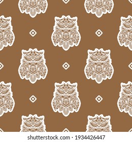 Nahtloser Hintergrund mit Eulen. Exotischer Vogel im Boho-Stil. Exklusiver Stil. Vektorgrafik.