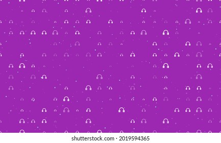 Nahtlose Hintergrundmuster mit gleichmäßig verteilten weißen Kopfhörersymbolen unterschiedlicher Größe und Deckkraft. Vektorgrafik auf violettem Hintergrund mit Sternen