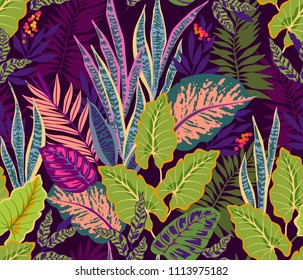 Fondo sin mar con hojas tropicales. Patrón de jungla brillante con hojas de palma y planta exótica. La elegante plantilla con motivos hawaianos, sobre fondo violeta oscuro.