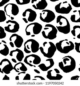 Seamless black and white leopard pattern. Animal skin grunge texture. Vector illustration.