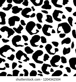 Seamless black and white leopard pattern. Animal skin grunge texture. Vector illustration.