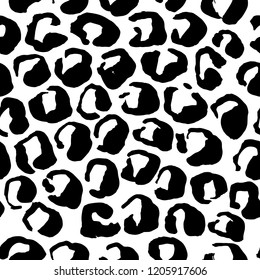 Seamless black and white leopard pattern. Animal skin grunge texture. Vector illustration.