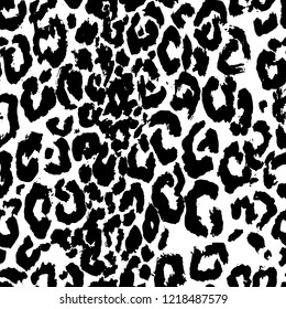 Seamless black and white leopard pattern. Animal skin grunge texture. Vector illustration.