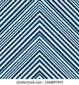 Patrón de shibori azul-blanco sin costuras. Horizontales rayas en zig zag. Impresión para textiles dibujados a mano. Doodle patrón Horizontal, lunares. Ilustración vectorial