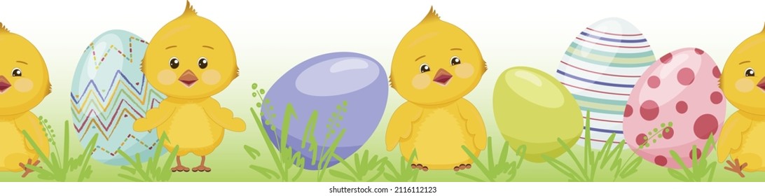 Frontera perfecta con lindos pollos amarillos, coloridos huevos de Pascua sobre hierba verde joven.