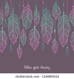 Frontera perfecta con plumas étnicas y cristales en un fondo oscuro. Fondo de plumas coloridas de estilo bohemio. Diseño de tarjeta de vector