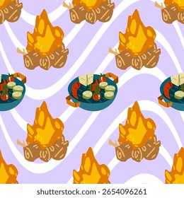 Diseño de patrón de comida de fogata sin fisuras. Troncos en llamas y coloridas comidas de camping sobre fondo púrpura ondulado en estilo de dibujos animados planos juguetones.