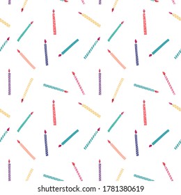 Patrón de caricatura sin foco. Fondo de fiesta con velas de colores aisladas en blanco. para el embalaje, el papel, los textiles. Estilo de dibujo manual.