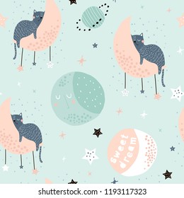 Nahtlose kindliche Muster mit Katzen auf Monden und Sternenhimmel. Kreative Kindertextur für Stoff, Umhüllung, Textilien, Tapeten, Bekleidung. Vektorillustration
