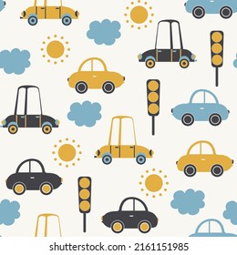 Patrón infantil sin problemas con coches dibujados con dibujos animados a mano. Automóviles creativos, semáforos, sol y nubes. Ilustración de dibujos animados. Fondo lindo para tela infantil, textil, papel pintado.