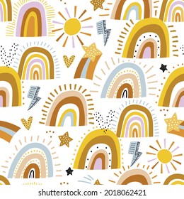 Patrón infantil sin foco con arcos de lluvia brillantes dibujados a mano, corazones, destellos, sol. Fondo vectorial infantil de moda.