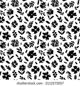 Nahtlose kindliche Muster mit kleinen Blumen. Schwarze Pinsel färben Blumen mit Blättern. Tintenfisch gezeichnete Wildpflanzen, Kräuter. Botanische Ornamente mit handgezeichneten Zweigen. Blumenmotive im Brush-Stil. 