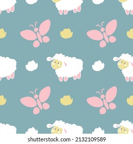 Patrón infantil sin inconfundibles con ovejas, mariposas y flores en tonos pastel sobre un fondo azul. Diseño de vectores para productos para bebés, pañales, ropa, textiles, papel de embalaje, huellas, decoraciones,