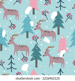 nahtlose Weihnachtsmuster mit Rentierweihnachtsbaum oder -kiefer, Beeren, Schnee und Abstrakten auf grünem Hintergrund. Frohe Weihnachten und glückliches neues Jahr.