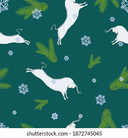 Nahtloses Weihnachtsmuster, weißer Stier und Tannenflossen
auf türkisem Hintergrund.