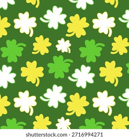 Nahtloses Klee- und Shamrock-Muster in Grün und Gelb. Verspielte St. Patrick’s Day Illustration zum Einwickeln von Papier, Grußkarten und festlichen Designs