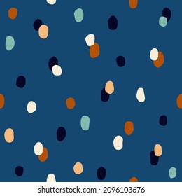 Patrón de puntos polka sin color. Fondo abstracto vectorial con puntos dibujados a mano aleatoria.