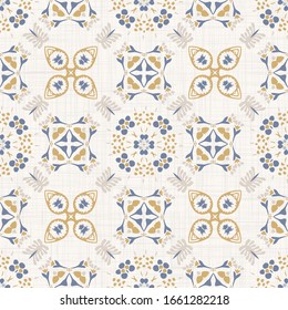 Diseño de margarita en lino azul francés de estilo chic. Textura de damasco floral dibujada a mano. Fondo azul blanco antiguo.  Espectáculo interior decorado con papel pintado. Motivo de mosaico ordenado en todo el espacio impreso