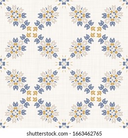 Nahtlose Gänsemuster in französischer, blauer Leinen schimmernder Eleganz. Handgezeichnet florale Damast Textur. Alt-weißer blauer Hintergrund.  Innendekoration mit Tapeten. Ornate florale Motive auf dem gesamten Druck
