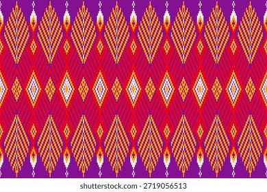 Un diseño sin costuras con llamativos patrones de tela tailandesa en amarillo, blanco y rojo. Los motivos de diamantes y triángulos se superponen sobre un fondo púrpura, adornado con bordes irregulares en la parte superior e inferior, que recuerdan al bordado tradicional. Adecuado para diversos negocios de moda y textiles.